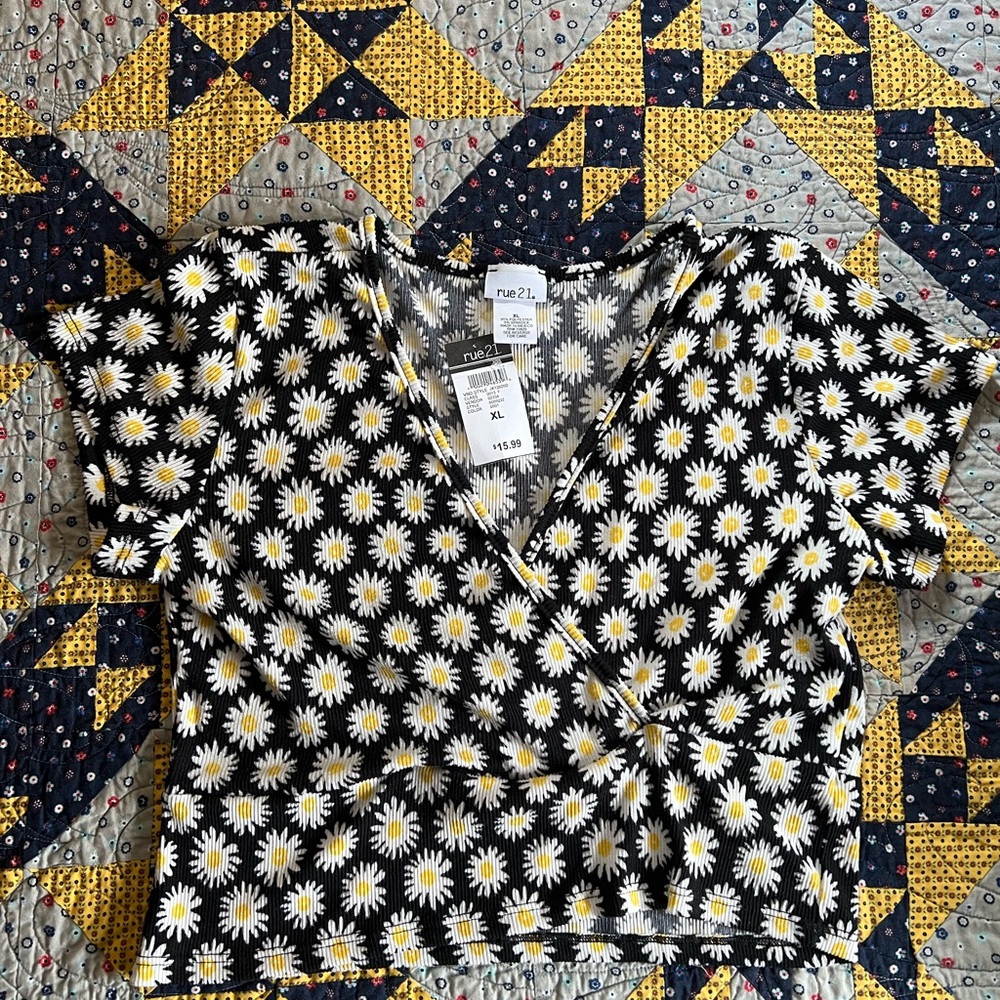 Rue21 Black and White Daisy Wrap Top